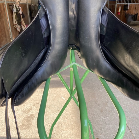 Custom Saddlery Steffen’s Advantage Dressage Saddle 17.5 M - Picture 10 of 16